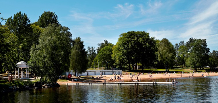 Campinggäster som spelar minigolf.